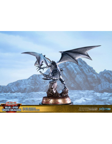 Figure Yu-Gi-Oh! Blue-Eyes White Dragon Silver Edition con base decorata in stile egizio