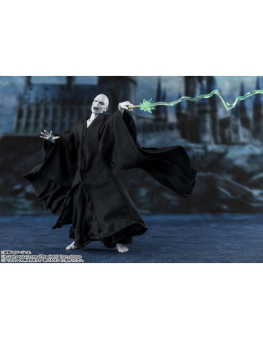 S.H.Figuarts Lord Voldemort Goblet of Fire – Figure displayed with all accessories and effect part pedestals