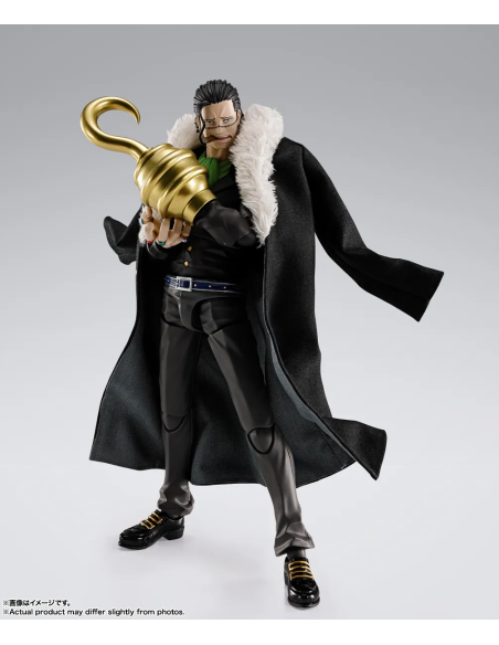S.H.Figuarts Sir Crocodile Marineford One Piece – Dettaglio scultura con mantello in tessuto e gancio dorato