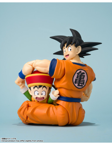 Experience the magic of Dragon Ball Z. This S.H.Figuarts Son Goku & Son Gohan Kid Kintoun is a detailed collectible.