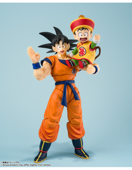 Add the dynamic S.H.Figuarts Son Goku & Son Gohan Kid Kintoun from Dragon Ball Z to your collection. Highly articulated.