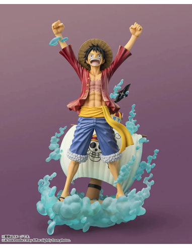 Celebra l'avventura con questa statua di Monkey D. Luffy dalla serie One Piece, in PVC.