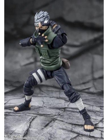 Scopri Kakashi Hatake, l'iconico ninja di Naruto, in questa S.H.Figuarts dettagliata.