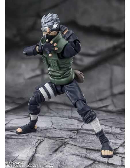 Scopri Kakashi Hatake, l'iconico ninja di Naruto, in questa S.H.Figuarts dettagliata.
